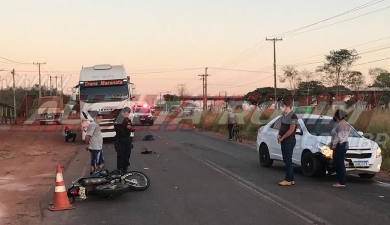 Motociclista é arremessado para baixo de carreta após ser atingido por carro na RO-010 em Rolim de Moura Motociclista é arremessado para baixo de carreta após ser atingido por carro na RO-010 em Rolim de Moura