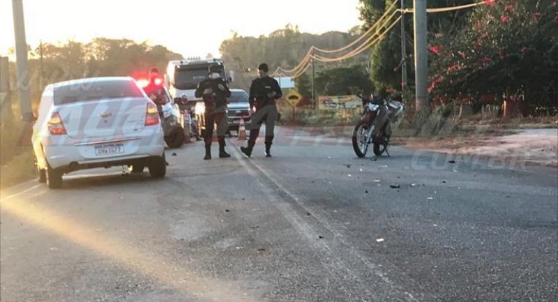 Motociclista é arremessado para baixo de carreta após ser atingido por carro na RO-010 em Rolim de Moura Motociclista é arremessado para baixo de carreta após ser atingido por carro na RO-010 em Rolim de Moura