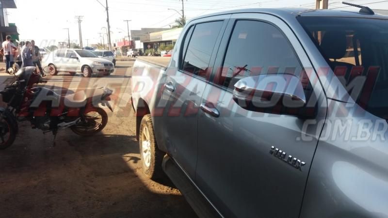 Motociclista é socorrido com suspeita de fratura após colisão no Centro de Rolim de Moura Motociclista é socorrido com suspeita de fratura após colisão no Centro de Rolim de Moura