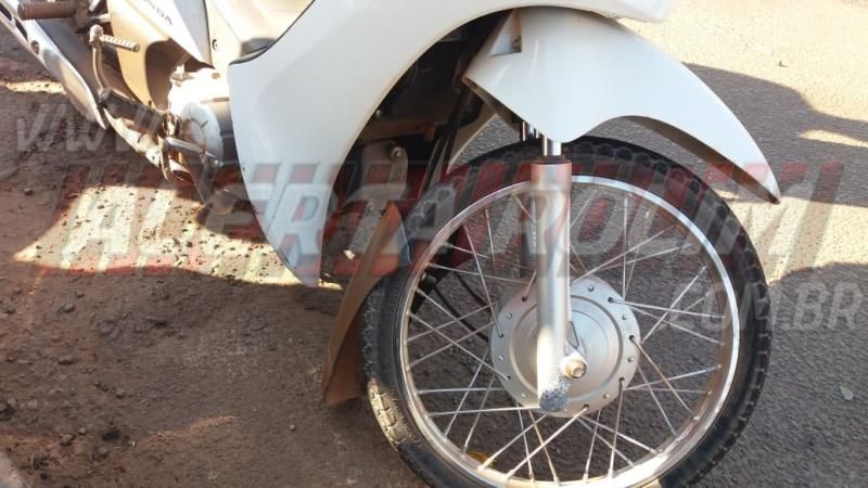 Motociclista é socorrido com suspeita de fratura após colisão no Centro de Rolim de Moura Motociclista é socorrido com suspeita de fratura após colisão no Centro de Rolim de Moura