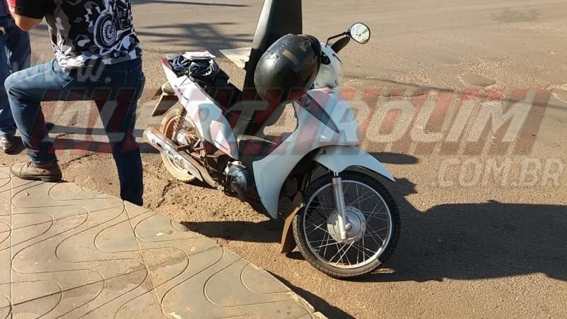 Motociclista é socorrido com suspeita de fratura após colisão no Centro de Rolim de Moura Motociclista é socorrido com suspeita de fratura após colisão no Centro de Rolim de Moura