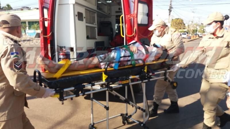 Motociclista é socorrido com suspeita de fratura após colisão no Centro de Rolim de Moura Motociclista é socorrido com suspeita de fratura após colisão no Centro de Rolim de Moura