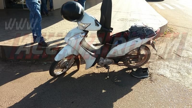 Motociclista é socorrido com suspeita de fratura após colisão no Centro de Rolim de Moura Motociclista é socorrido com suspeita de fratura após colisão no Centro de Rolim de Moura