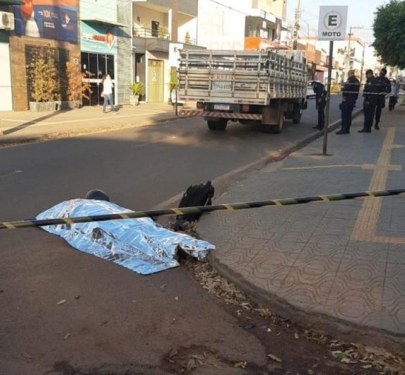 Motociclista morre após ser atingido por caminhão no Centro de Cacoal - Veja o vídeo Motociclista morre após ser atingido por caminhão no Centro de Cacoal - Veja o vídeo