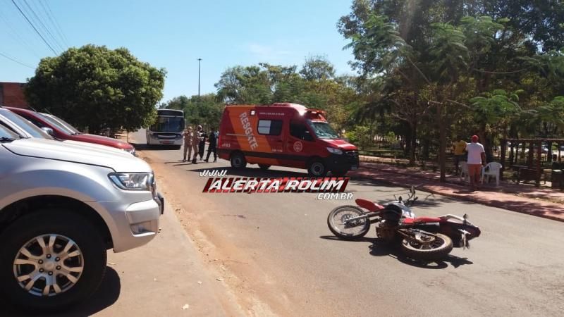 Motociclistas foram socorridos pelos bombeiros após acidente na Avenida 25 de Agosto em Rolim de Moura Motociclistas foram socorridos pelos bombeiros após acidente na Avenida 25 de Agosto em Rolim de Moura