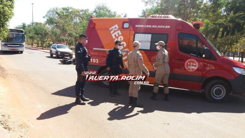 Motociclistas foram socorridos pelos bombeiros após acidente na Avenida 25 de Agosto em Rolim de Moura Motociclistas foram socorridos pelos bombeiros após acidente na Avenida 25 de Agosto em Rolim de Moura