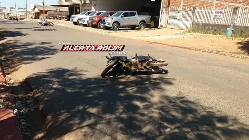 Motociclistas foram socorridos pelos bombeiros após acidente na Avenida 25 de Agosto em Rolim de Moura Motociclistas foram socorridos pelos bombeiros após acidente na Avenida 25 de Agosto em Rolim de Moura