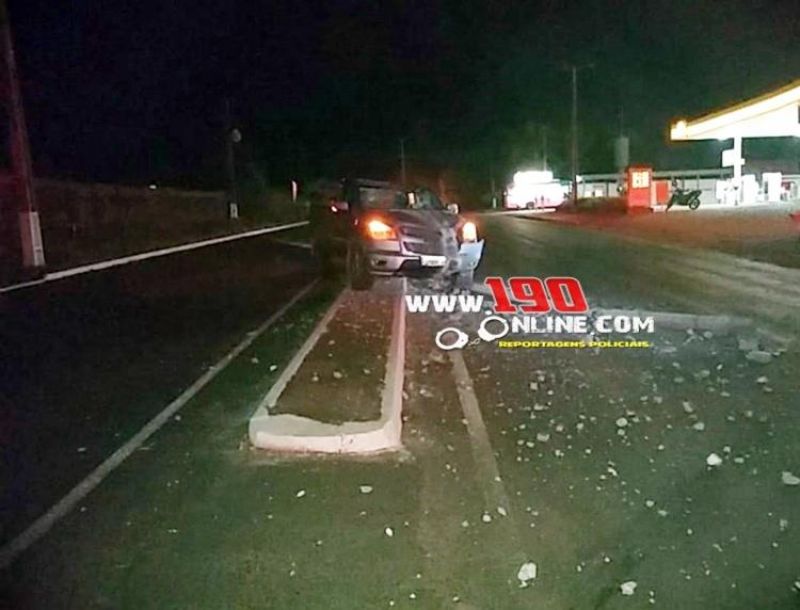 Motorista bate e derruba poste em Alta Floresta do Oeste Motorista bate e derruba poste em Alta Floresta do Oeste
