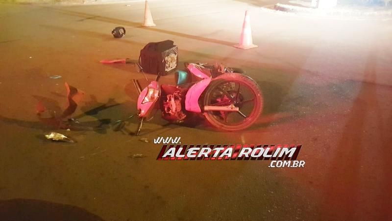 Motorista de carro avança preferencial, atinge entregador e foge do local durante a noite de sábado em Rolim de Moura Motorista de carro avança preferencial, atinge entregador e foge do local durante a noite de sábado em Rolim de Moura