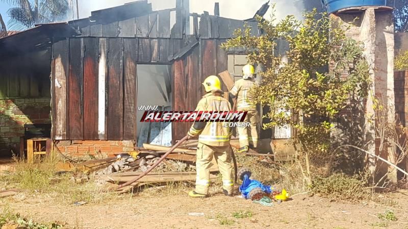 Mulher, mãe de duas crianças que perdeu a casa e toda a mobília durante incêndio em Rolim de Moura pede a ajuda da população Mulher, mãe de duas crianças que perdeu a casa e toda a mobília durante incêndio em Rolim de Moura pede a ajuda da população
