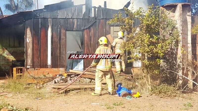 Mulher, mãe de duas crianças que perdeu a casa e toda a mobília durante incêndio em Rolim de Moura pede a ajuda da população 