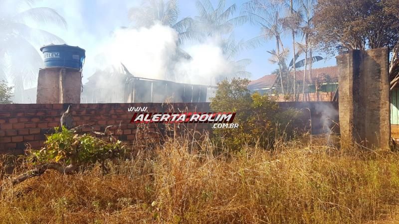 Mulher, mãe de duas crianças que perdeu a casa e toda a mobília durante incêndio em Rolim de Moura pede a ajuda da população 