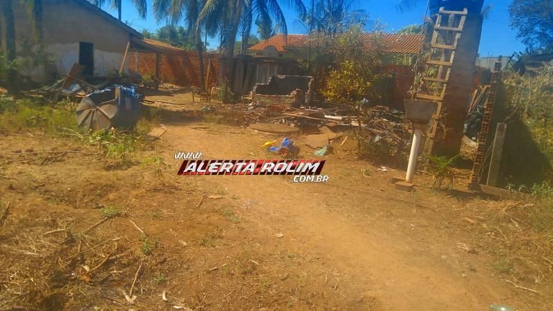 Mulher, mãe de duas crianças que perdeu a casa e toda a mobília durante incêndio em Rolim de Moura pede a ajuda da população Mulher, mãe de duas crianças que perdeu a casa e toda a mobília durante incêndio em Rolim de Moura pede a ajuda da população