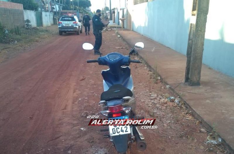 Mulher tem moto roubada por dois bandidos armados e logo em seguida veículo é recuperado pela PM Mulher tem moto roubada por dois bandidos armados e logo em seguida veículo é recuperado pela PM