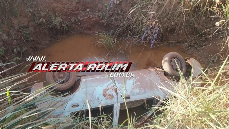 URGENTE - Motorista morre após cair com carro em córrego da linha 172 em Rolim de Moura