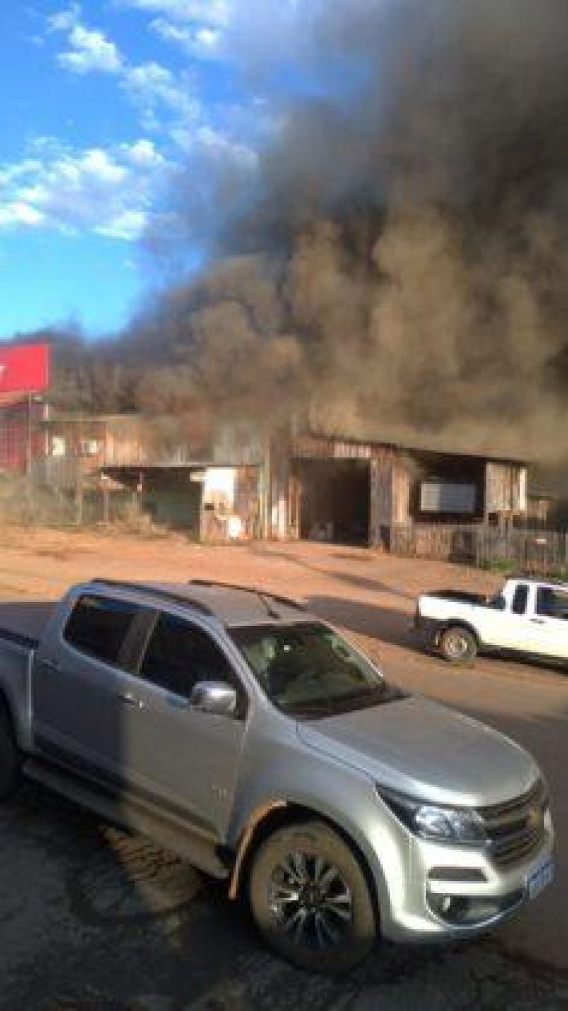 Incêndio em Colorado atinge farmácia e loja agropecuária - Vídeos Incêndio em Colorado atinge farmácia e loja agropecuária - Vídeos