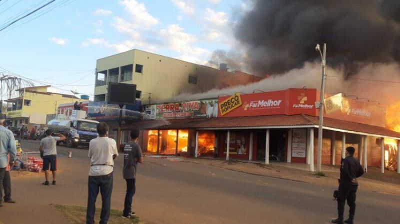 Incêndio em Colorado atinge farmácia e loja agropecuária - Vídeos Incêndio em Colorado atinge farmácia e loja agropecuária - Vídeos