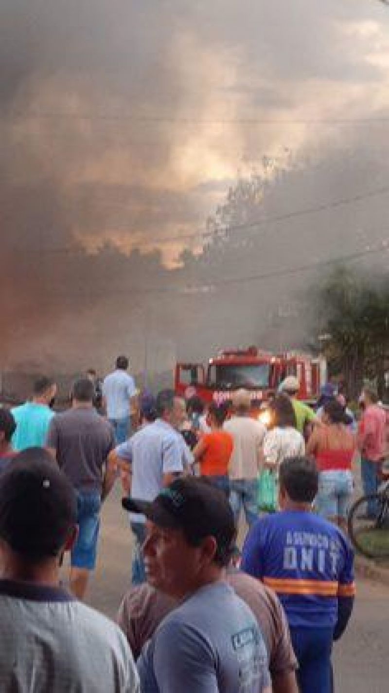 Incêndio em Colorado atinge farmácia e loja agropecuária - Vídeos Incêndio em Colorado atinge farmácia e loja agropecuária - Vídeos