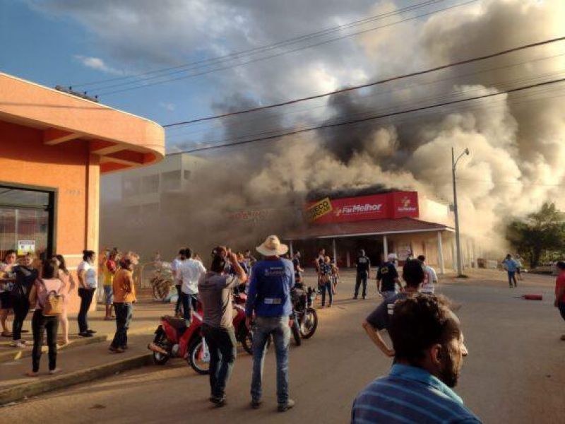 Incêndio em Colorado atinge farmácia e loja agropecuária - Vídeos Incêndio em Colorado atinge farmácia e loja agropecuária - Vídeos