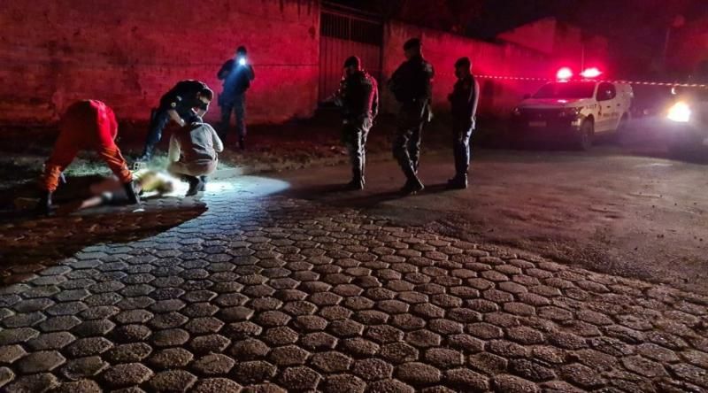 Ex-presidiário, que saiu recentemente da cadeia é morto a tiros no meio da rua, em Ji-Paraná Ex-presidiário, que saiu recentemente da cadeia é morto a tiros no meio da rua, em Ji-Paraná