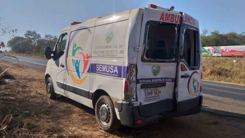 Ambulância é atingida por carreta na BR-364 em Vilhena Ambulância é atingida por carreta na BR-364 em Vilhena