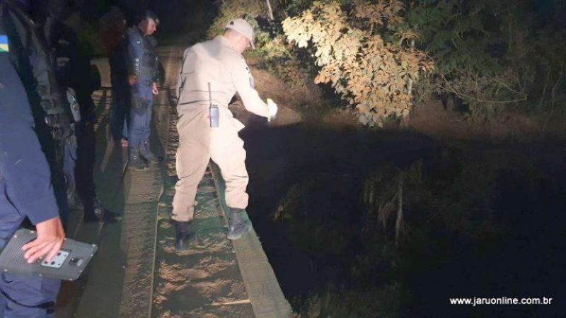 Após carro cair dentro de rio, pai morre e madrasta salva duas crianças em Machadinho do Oeste Após carro cair dentro de rio, pai morre e madrasta salva duas crianças em Machadinho do Oeste