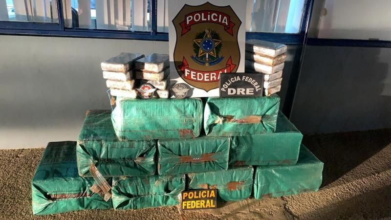 Avião carregado com 324 kg de cocaína é interceptado pela FAB e PF em Rondônia Avião carregado com 324 kg de cocaína é interceptado pela FAB e PF em Rondônia