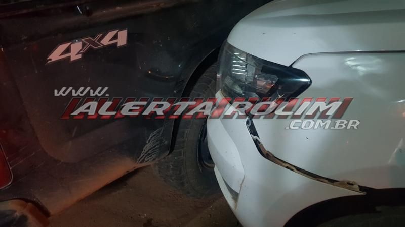 Condutor de caminhonete avança via e colide em 04 veículos durante a noite de quinta-feira em Rolim de Moura Condutor de caminhonete avança via e colide em 04 veículos durante a noite de quinta-feira em Rolim de Moura