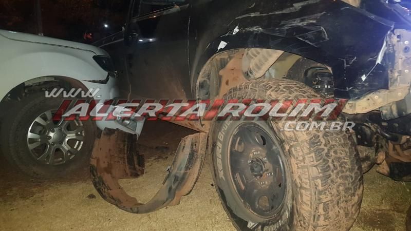 Condutor de caminhonete avança via e colide em 04 veículos durante a noite de quinta-feira em Rolim de Moura Condutor de caminhonete avança via e colide em 04 veículos durante a noite de quinta-feira em Rolim de Moura