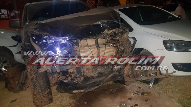 Condutor de caminhonete avança via e colide em 04 veículos durante a noite de quinta-feira em Rolim de Moura Condutor de caminhonete avança via e colide em 04 veículos durante a noite de quinta-feira em Rolim de Moura