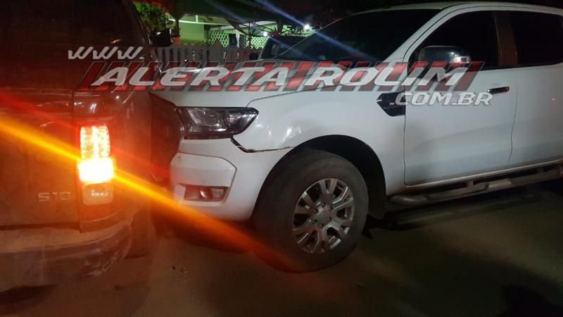 Condutor de caminhonete avança via e colide em 04 veículos durante a noite de quinta-feira em Rolim de Moura Condutor de caminhonete avança via e colide em 04 veículos durante a noite de quinta-feira em Rolim de Moura