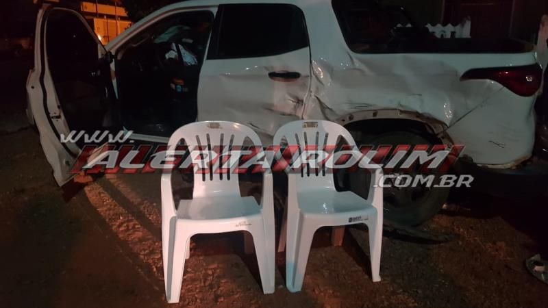 Condutor de caminhonete avança via e colide em 04 veículos durante a noite de quinta-feira em Rolim de Moura Condutor de caminhonete avança via e colide em 04 veículos durante a noite de quinta-feira em Rolim de Moura