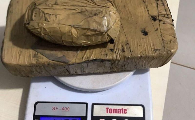 Dois moradores de Cacoal são presos com mais de 1kg de pasta base de cocaína na BR-429 em São Francisco do Guaporé Dois moradores de Cacoal são presos com mais de 1kg de pasta base de cocaína na BR-429 em São Francisco do Guaporé