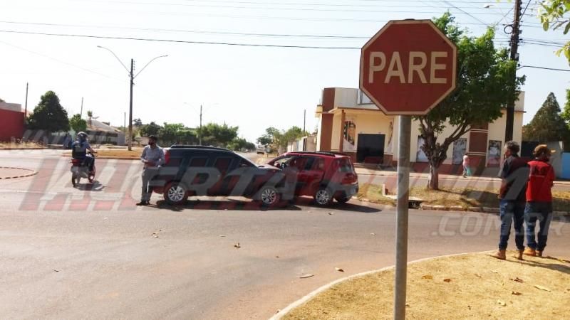 Dois Unos colidem nesta manhã de quarta-feira em Rolim de Moura Dois Unos colidem nesta manhã de quarta-feira em Rolim de Moura
