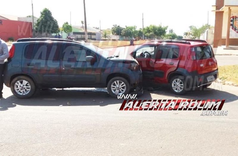 Dois Unos colidem nesta manhã de quarta-feira em Rolim de Moura Dois Unos colidem nesta manhã de quarta-feira em Rolim de Moura
