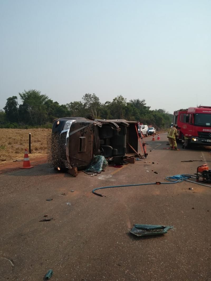 Hilux ocupada pela motorista e duas crianças capotou nesta manhã em Primavera de Rondônia Hilux ocupada pela motorista e duas crianças capotou nesta manhã em Primavera de Rondônia