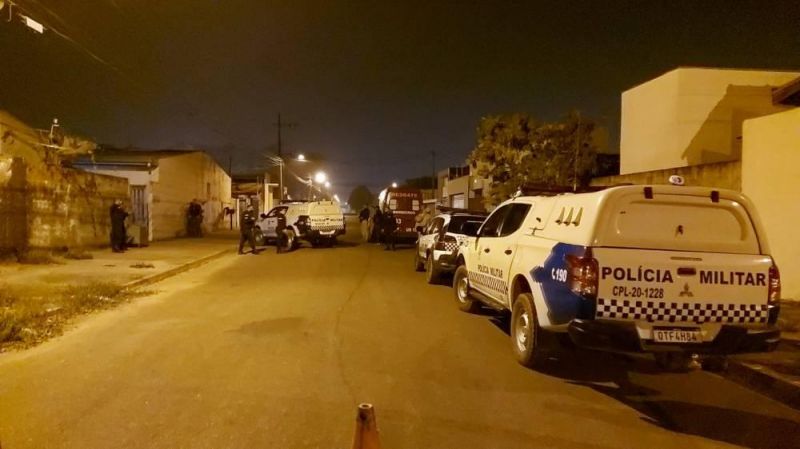 Homem ameaça matar o próprio filho de 03 anos a facadas; após longa negociação com a PM, açougueiro se entrega e criança é salva em Vilhena Homem ameaça matar o próprio filho de 03 anos a facadas; após longa negociação com a PM, açougueiro se entrega e criança é salva em Vilhena