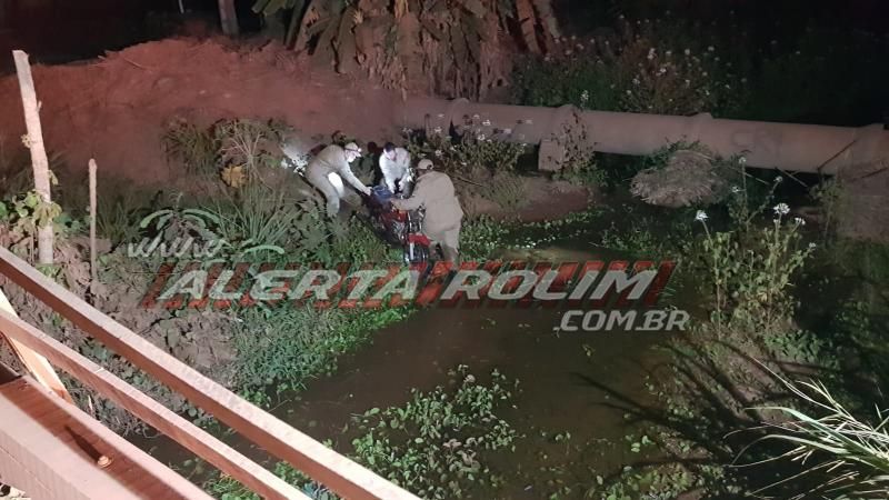 Homem é encontrado desacordado na via e sua moto localizada dentro de rio em Rolim de Moura Homem é encontrado desacordado na via e sua moto localizada dentro de rio em Rolim de Moura