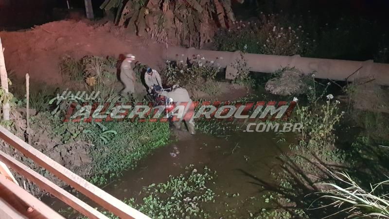 Homem é encontrado desacordado na via e sua moto localizada dentro de rio em Rolim de Moura Homem é encontrado desacordado na via e sua moto localizada dentro de rio em Rolim de Moura