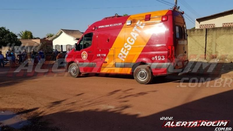 Homem fratura a perna após se desequilibrar e cair da garupa de moto táxi em Rolim de Moura. Homem fratura a perna após se desequilibrar e cair da garupa de moto táxi em Rolim de Moura.