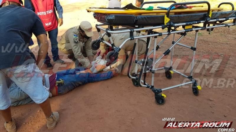 Homem fratura a perna após se desequilibrar e cair da garupa de moto táxi em Rolim de Moura. Homem fratura a perna após se desequilibrar e cair da garupa de moto táxi em Rolim de Moura.