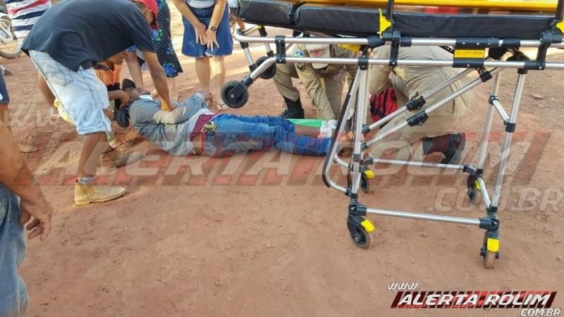 Homem fratura a perna após se desequilibrar e cair da garupa de moto táxi em Rolim de Moura. Homem fratura a perna após se desequilibrar e cair da garupa de moto táxi em Rolim de Moura.