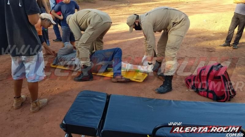 Homem fratura a perna após se desequilibrar e cair da garupa de moto táxi em Rolim de Moura. Homem fratura a perna após se desequilibrar e cair da garupa de moto táxi em Rolim de Moura.