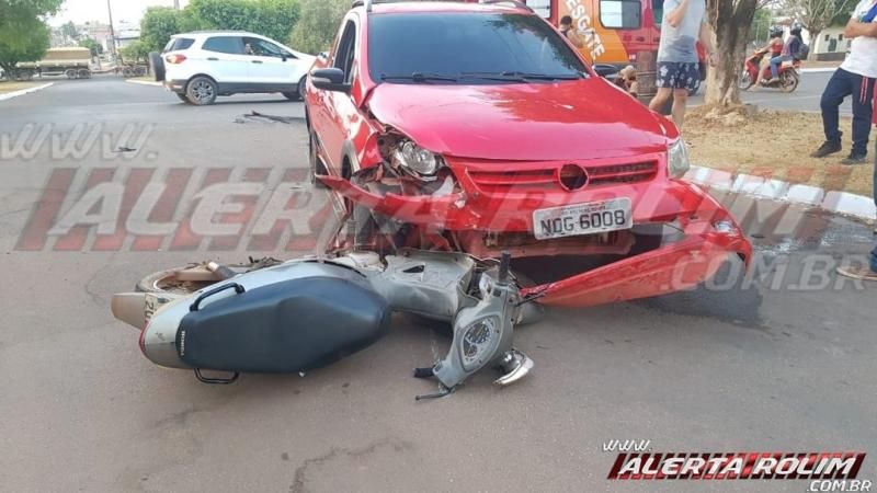 Motociclista sofre fratura exposta na perna após ser atingido por carro na tarde de domingo em Rolim de Moura Motociclista sofre fratura exposta na perna após ser atingido por carro na tarde de domingo em Rolim de Moura