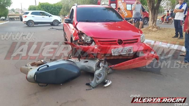 Motociclista sofre fratura exposta na perna após ser atingido por carro na tarde de domingo em Rolim de Moura Motociclista sofre fratura exposta na perna após ser atingido por carro na tarde de domingo em Rolim de Moura