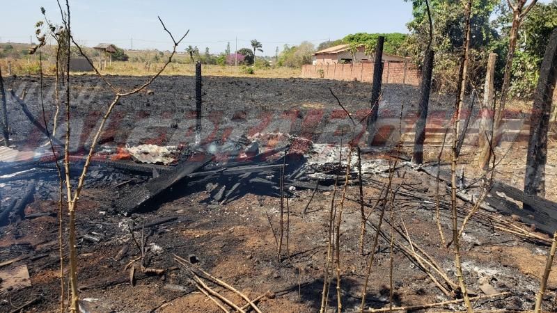 Leitoa é queimada viva durante incêndio em vegetação no setor chacareiro em Rolim de moura Leitoa é queimada viva durante incêndio em vegetação no setor chacareiro em Rolim de moura