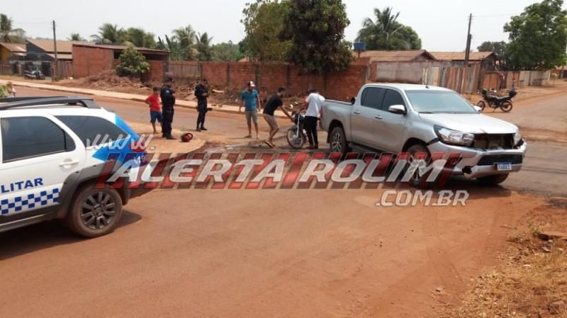 Motociclista é socorrido após ser atingido por Hilux no Boa Esperança em Rolim de Moura Motociclista é socorrido após ser atingido por Hilux no Boa Esperança em Rolim de Moura