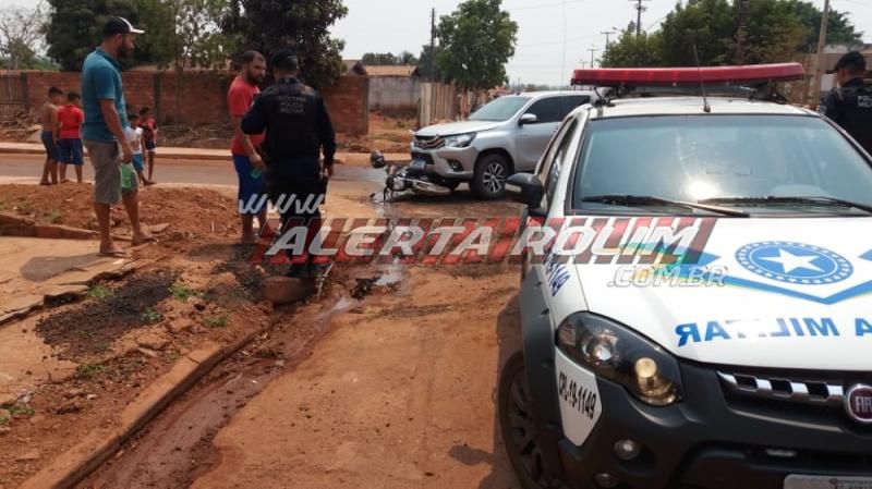 Motociclista é socorrido após ser atingido por Hilux no Boa Esperança em Rolim de Moura Motociclista é socorrido após ser atingido por Hilux no Boa Esperança em Rolim de Moura