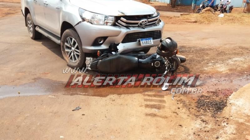 Motociclista é socorrido após ser atingido por Hilux no Boa Esperança em Rolim de Moura Motociclista é socorrido após ser atingido por Hilux no Boa Esperança em Rolim de Moura
