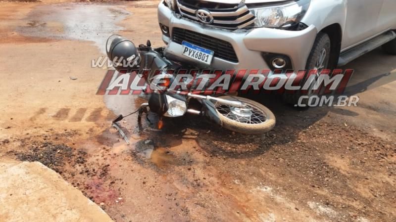 Motociclista é socorrido após ser atingido por Hilux no Boa Esperança em Rolim de Moura Motociclista é socorrido após ser atingido por Hilux no Boa Esperança em Rolim de Moura